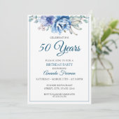 Moderne Blaue Mutter mit weißer Blume Geburtstag Einladung (Stehend Vorderseite)