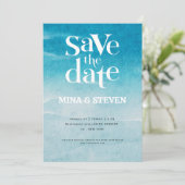 Moderne blaue Ozeane Wasserfarbenhochzeit Save The Date (Stehend Vorderseite)