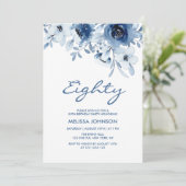 Moderne blaue Rose Blumengrün 80. Geburtstag Einladung (Stehend Vorderseite)
