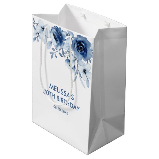 Moderne blaue Rose Blumengrün Geburtstag Mittlere Geschenktüte (Rückseite Schrägansicht)