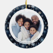 Moderne Blaue Schneeflocken Familienweihnachtsfest Keramik Ornament (Hinten)