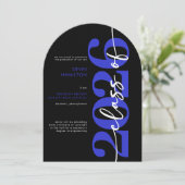 Moderne blaue Typografie-Bogen-Abschlussankündigun Einladung (Stehend Vorderseite)