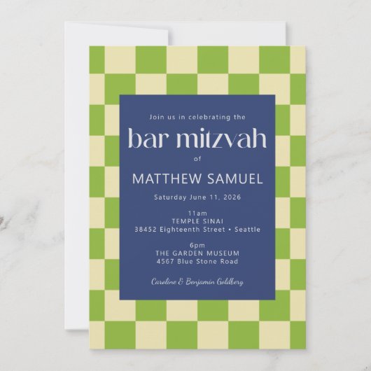 Moderne blaue und grüne Tafel Bar Mitzvah Einladung (Vorderseite)