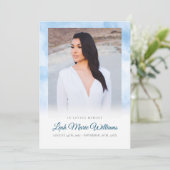 Moderne Blaue Wolken Gedenkfeier Dankeskarte (Stehend Vorderseite)