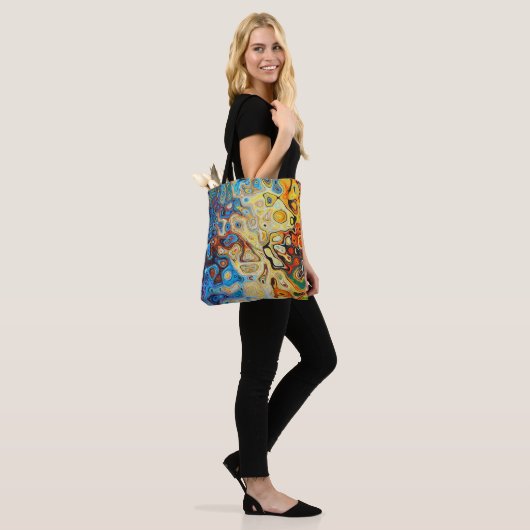 Moderne, blaugelbe Abstrakte Kunst Tasche (Am Model)
