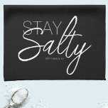 Moderne Bleibe salty Typografie Christlich Black Geschirrtuch<br><div class="desc">Designer Trendy Bleibe Salty Typografie Christliche Schrift Black Kitchen Handtuch. Schwarzes Küchentuch mit grauem und weißem Typografie-Design. Bleibe Salty Mathew 5:13 (In der Bibel in Mathew 5:13 sagte Jesus: "Du bist das Salz der Erde. Aber wenn das Salz seine Salzigkeit verliert, wie kann es dann wieder salzig gemacht werden? Es...</div>
