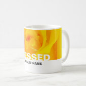 Moderne blorgelbe Rose BLESSED Kaffeetasse (VorderseiteRechts)