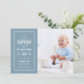 Moderne Blue Baby Boy Foto Taufe Einladung (Stehend Vorderseite)