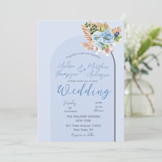 Moderne Blue Boho Arch Pampass Grass Floral Weddin Einladung (Stehend Vorderseite)