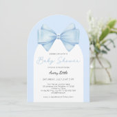 Moderne Blue Bow Boy Baby Dusche Einladung (Stehend Vorderseite)