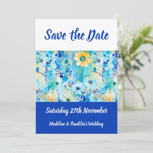 Moderne Blue Floral Print Wedding rettet das Datum Save The Date (Stehend Vorderseite)
