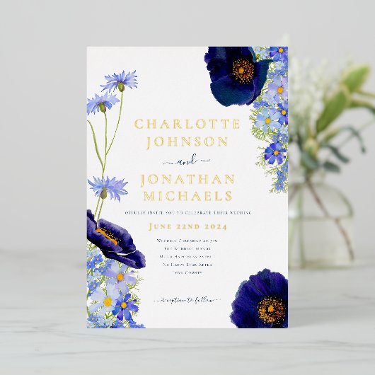 Moderne Blue Gold Wildblume Watercolor Hochzeit Folieneinladung (Stehend vorne)