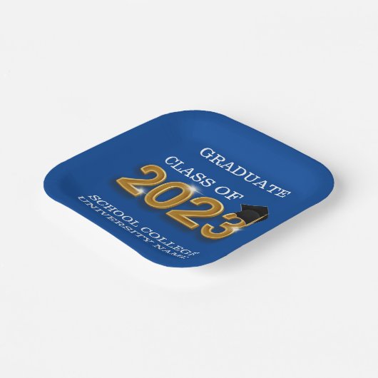 Moderne Blue Graduate Class of 2023 School Name Pappteller (Gewinkelt)