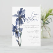 Moderne Blue Iris Liebe im Bloom Brautparty Einladung (Stehend Vorderseite)