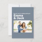 Moderne Blue Vertical Date Hochzeit Save The Date (Rückseite)