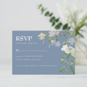Moderne Blue & White Floral Wedding RSVP Card Karte (Stehend Vorderseite)