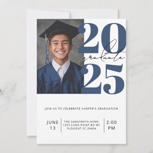 Moderne Blue & White Foto Abschluss Class 2025 Einladung (Vorderseite)