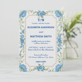 Moderne Blue & White Overlay Blume Hochzeit Einladung (Stehend Vorderseite)