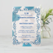 Moderne Blue & White Overlay Blume Hochzeit Einladung (Stehend Vorderseite)
