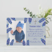 Moderne Bluebonnets Dusty Blue Cross Boy Taufe Dankeskarte (Stehend Vorderseite)