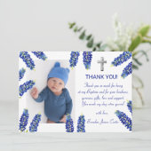 Moderne Bluebonnets Dusty Blue Cross Boy Taufe Dankeskarte (Stehend Vorderseite)