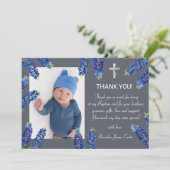 Moderne Bluebonnets Dusty Blue Cross Boy Taufe Dankeskarte (Stehend Vorderseite)