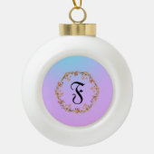 Moderne Blume des Farbverlaufs Monogramm Name Keramik Kugel-Ornament (Vorderseite)