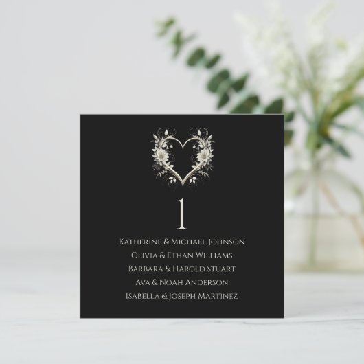 Moderne Blume mit einer Heart Wedding Chart Einladung (Stehend Vorderseite)