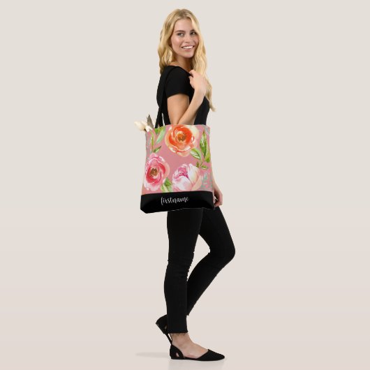 Moderne Blume mit Feminine Script Monogram Tasche (Am Model)