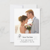 Moderne Blume und 2 Goldringe Hochzeit Einladung (Rückseite)