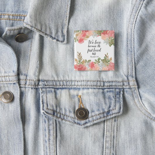 Moderne Blumenbibel 1 John 4:19 Button (Beispiel)