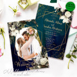 Moderne blumengoldene Smaragdgrüne Foto Hochzeit Einladung<br><div class="desc">Sie suchen eine Hochzeitseinladung, die Ihre Gäste wirklich beeindrucken wird? Schauen Sie nur auf unsere exquisite Emerald Green Foto Wedding Invitation. Diese edle Einladung aus hochwertigem Karton wird mit einem romantischen Goldkranz und Ihrem Lieblingsstift vervollständigt - perfekt, um einen angenehmen Augenblick zwischen Ihnen und Ihren Lieben zu erleben. Die Landschaft...</div>