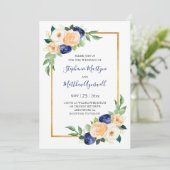 Moderne Blumenkorallenhochzeit Einladung (Stehend Vorderseite)