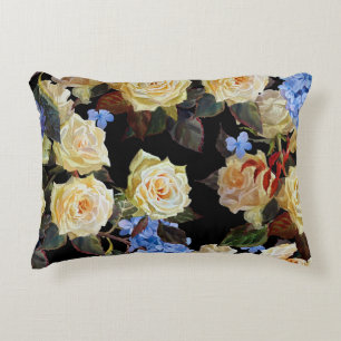 Moderne Blumenmuster, weiße Rosen, blaue Hortensie Dekokissen