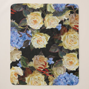 Moderne Blumenmuster, weiße Rosen, blaue Hortensie Sherpadecke