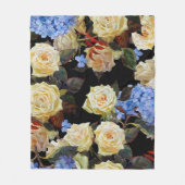 Moderne Blumenmuster, weiße Rosen, blaues Hydrange Fleecedecke (Vorderseite)