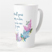Moderne Blumenschrift 1 Peter 5:7 Tasse (Rechte Ecke)