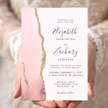 Moderne Blush Pink Gold Agate Einladung Hochzeit<br><div class="desc">Die links Kulisse dieser modernen Hochzeitseinladung besticht durch eine rosa Wasserfarbe,  die durch einen vergoldeten Imitat-Glitzer bestickt wird. Der anpassbare Text kombiniert Handschrift,  Copperplate und kursivem Schriftart in Holzkohlegrau auf hellblütigem Hintergrund. Auf der Rückseite ist ein passendes Rose- und Gold-Agate-Design zu sehen.</div>