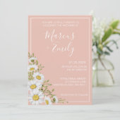 Moderne Blush & White Daisise Hochzeit Einladung (Stehend Vorderseite)