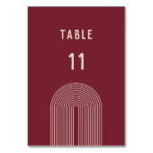 Moderne Boho Arch Red Beige Typografie Hochzeit Tischnummer (Rückseite)