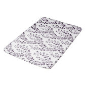 Moderne Boho-Blumenmuster Pflaume Weiß Badematte (Schrägansicht)