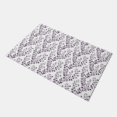 Moderne Boho-Blumenmuster Pflaume Weiß Fußmatte (Schrägansicht)