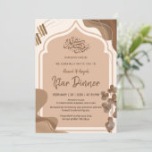 Moderne Boho-Erdfarbene Islamische Arch Iftar-Einl Einladung (Stehend Vorderseite)