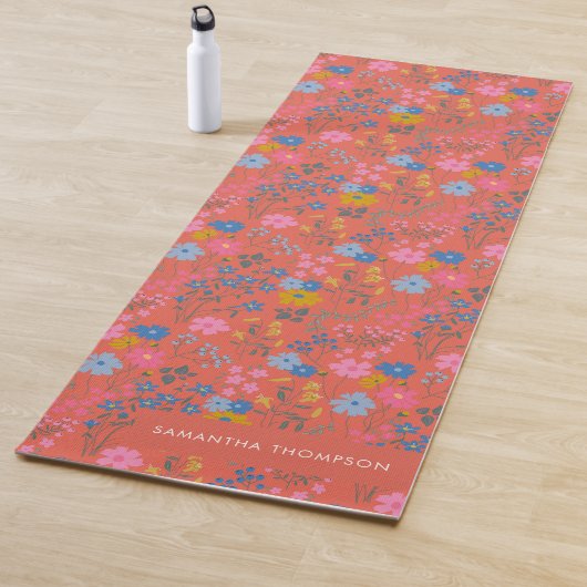 Moderne Boho rote Blumengestecke mit Wildblumen un Yogamatte (Beispiel)