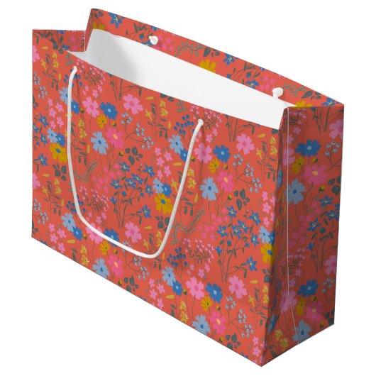 Moderne Boho rote florale Wildblumen Große Geschenktüte (Vorderseite Schrägansicht)