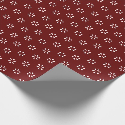 Moderne bordeauxfarbene Schneeflocken Geschenkpapier (Ecke)