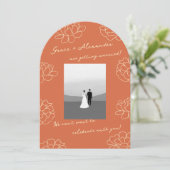 Moderne botanische Orangenhochzeit Einladung (Stehend Vorderseite)