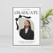Moderne Bow Script Foto Graduation Party Einladung (Stehend Vorderseite)