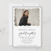 Moderne Bow Script Foto Graduation Party Einladung (Rückseite)