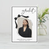 Moderne Bow Script Foto Graduation Party Einladung (Stehend Vorderseite)